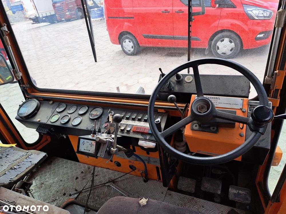 POJAZD SPRZĄTAJĄCY ZAMIATARKA - 7