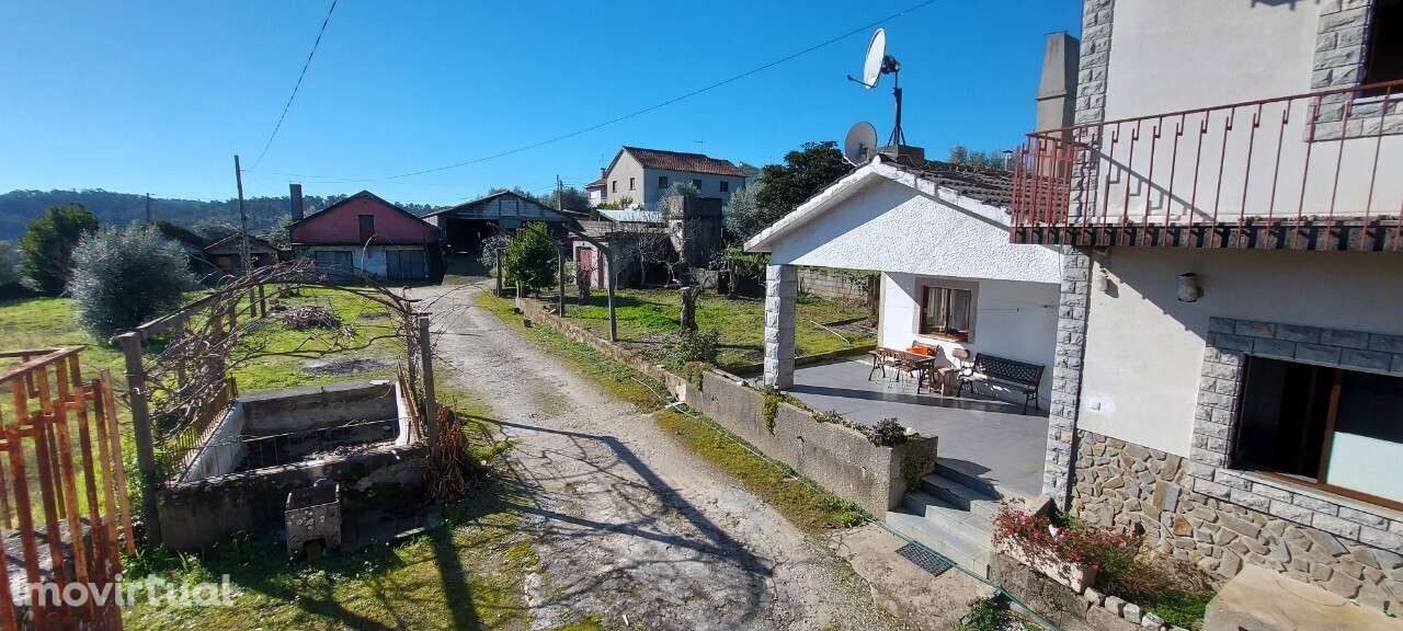 Moradia com logradouro e anexos em Cepões - Grande imagem: 2/33