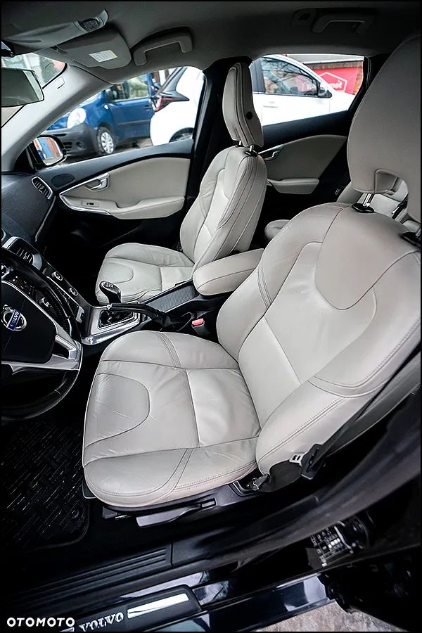 Volvo V40 D2 Summum - 32