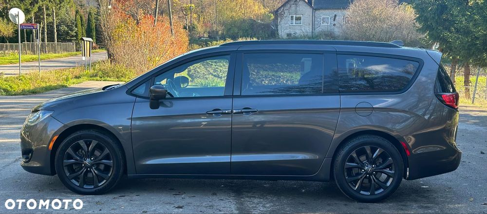 Chrysler Pacifica - 4