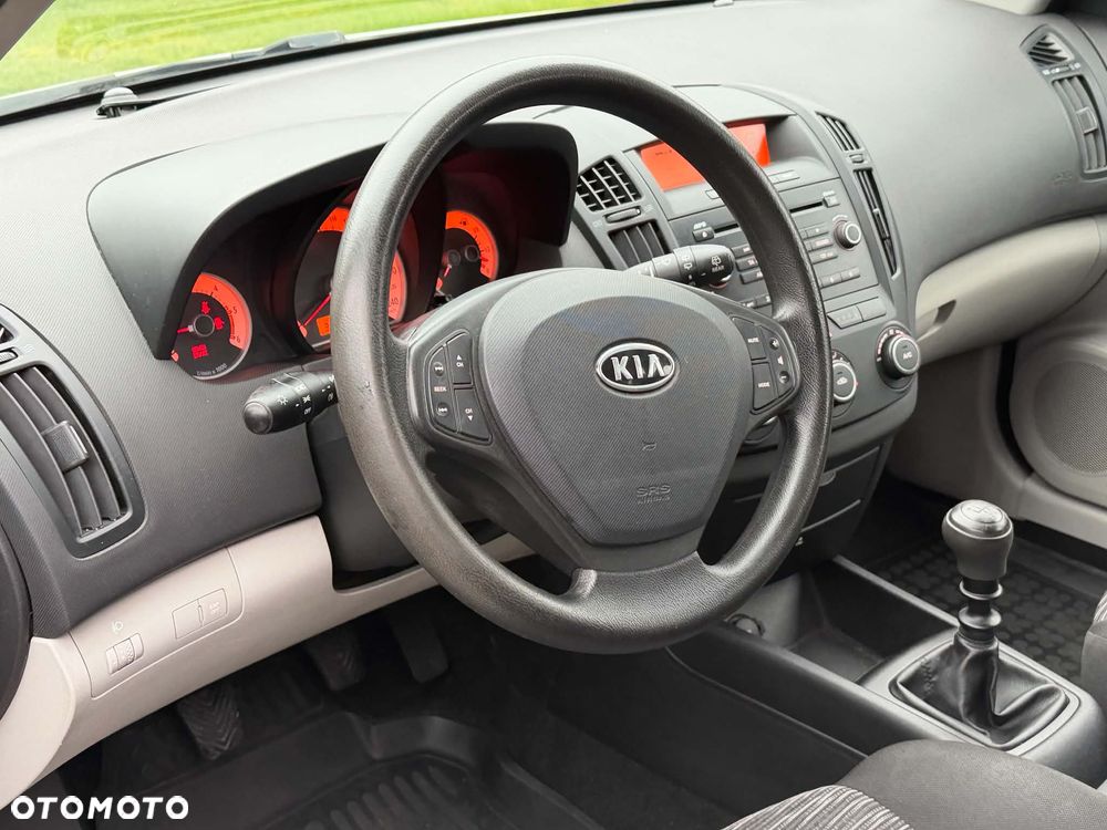 Kia Ceed - 11