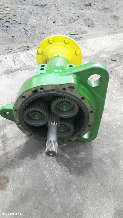 Zwolnica lewa JOHN DEERE 6125R AL215243 107kW 14R - 6