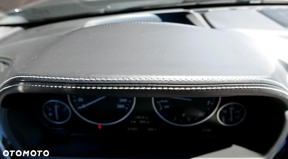 BMW Seria 3 330i M Sport - 27