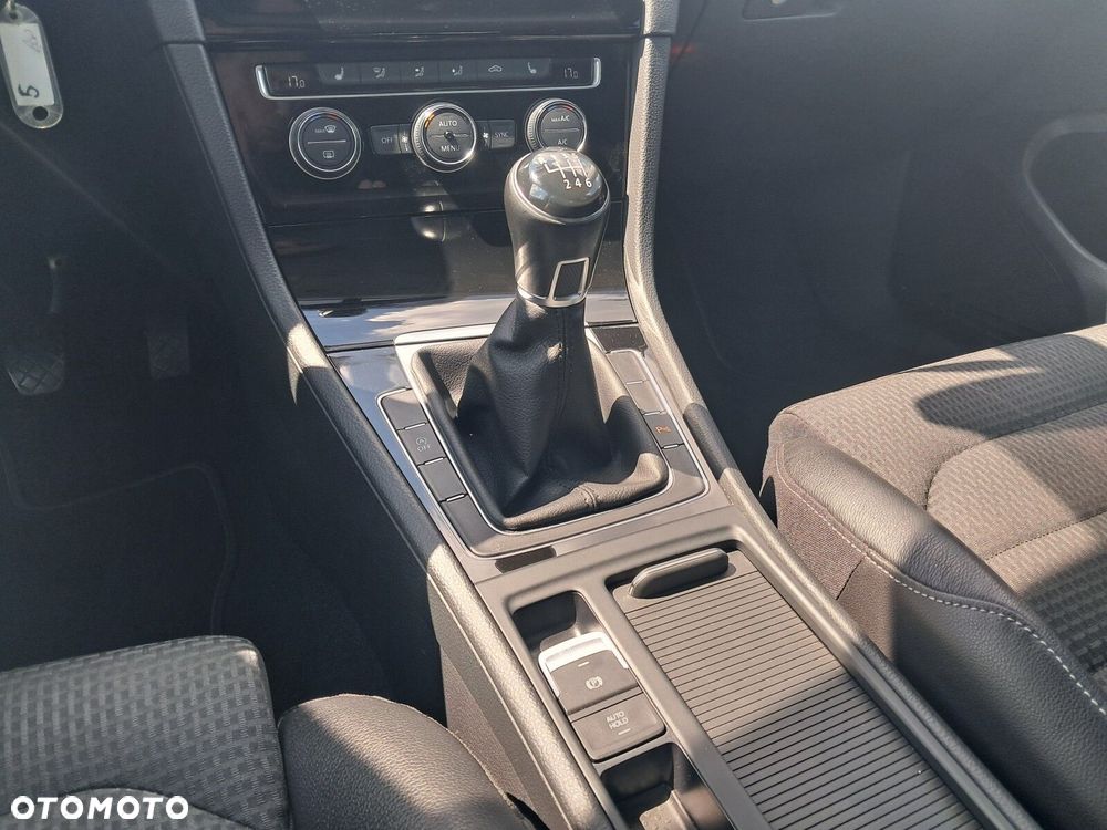 Volkswagen Golf - 22
