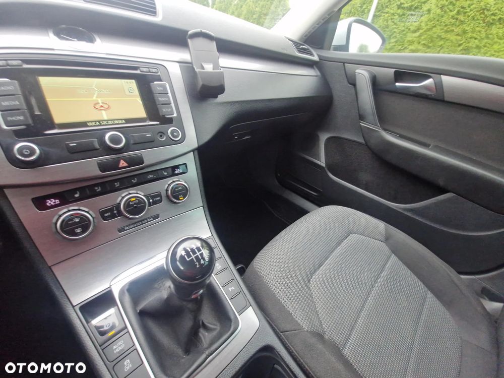 Volkswagen Passat 2.0 TDI DPF BlueMotion Technology Trendline - 32