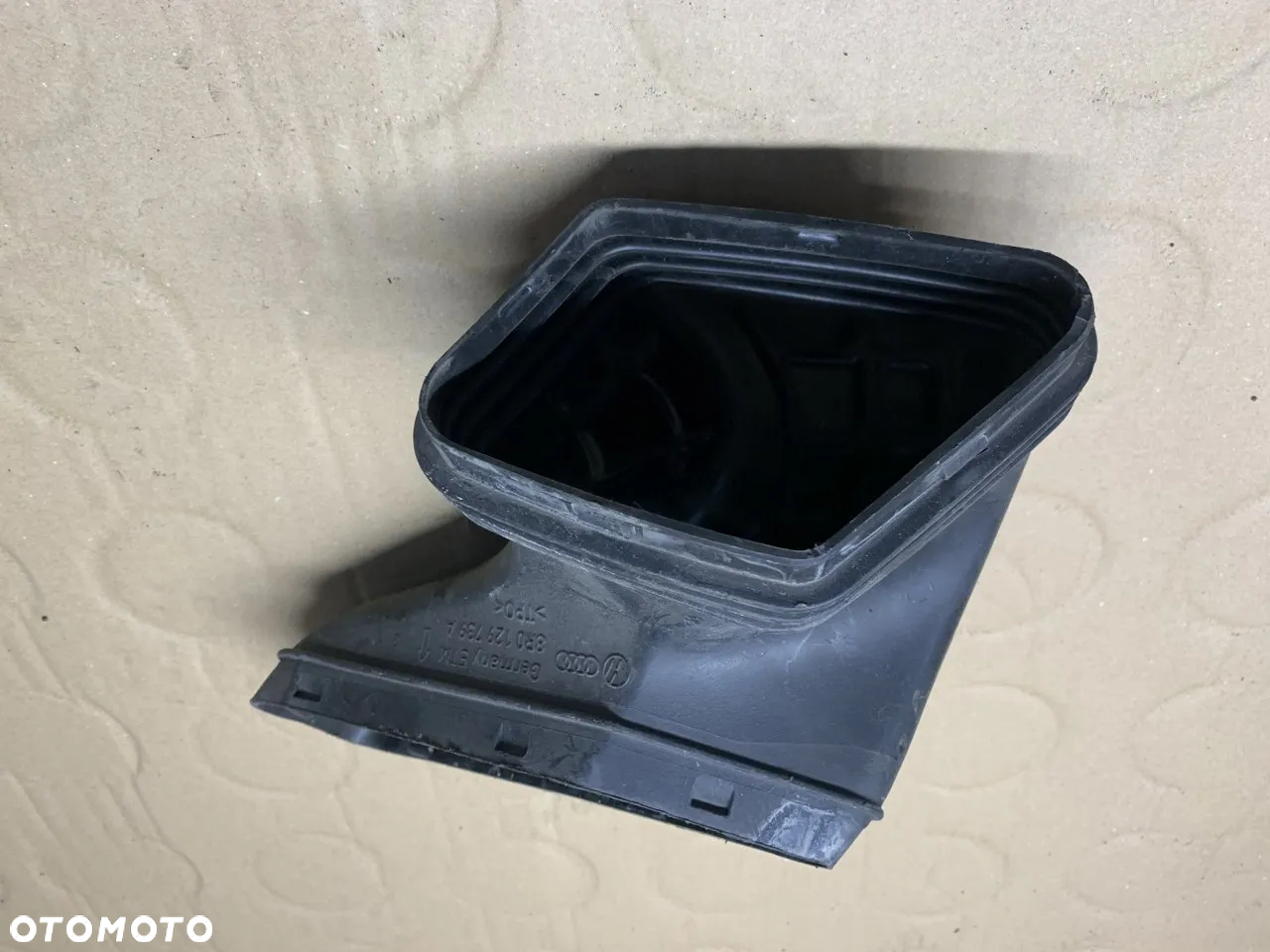 Rura przewód dolot powietrza Audi A4 B8 8R0129739A - 3