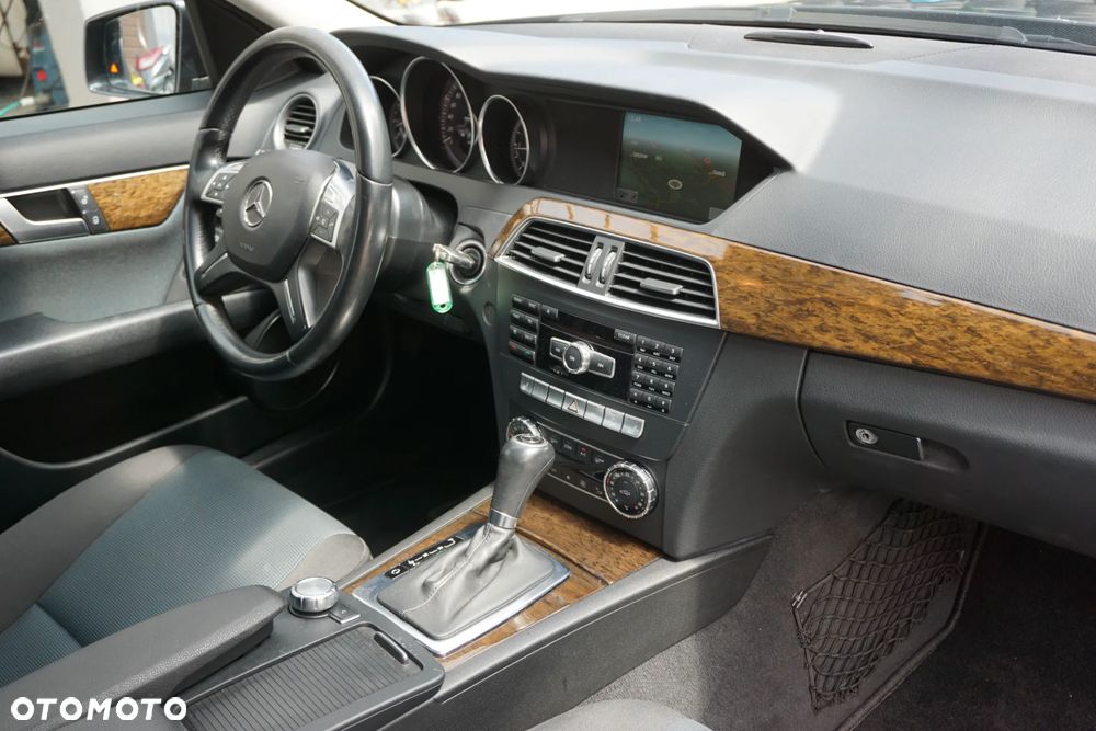 Mercedes-Benz Klasa C 220 CDI DPF Automatik BlueEFFICIENCY Special Edition - 18