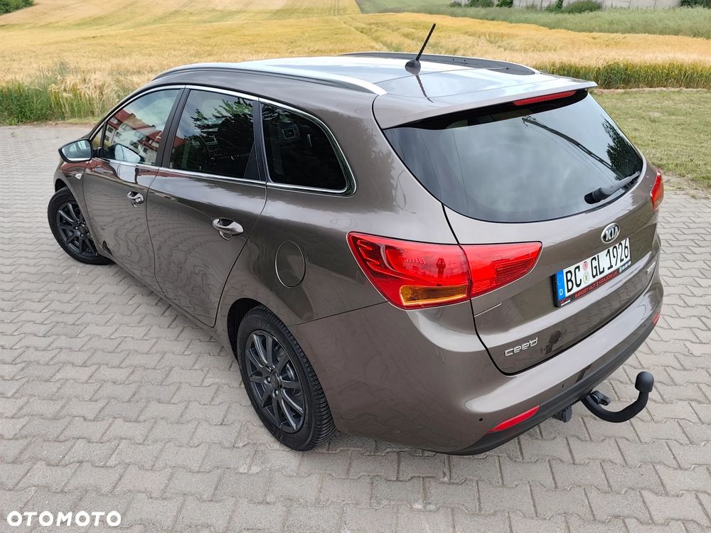 Kia Ceed 1.6 CRDi 128 Fifa World Cup Edition - 4