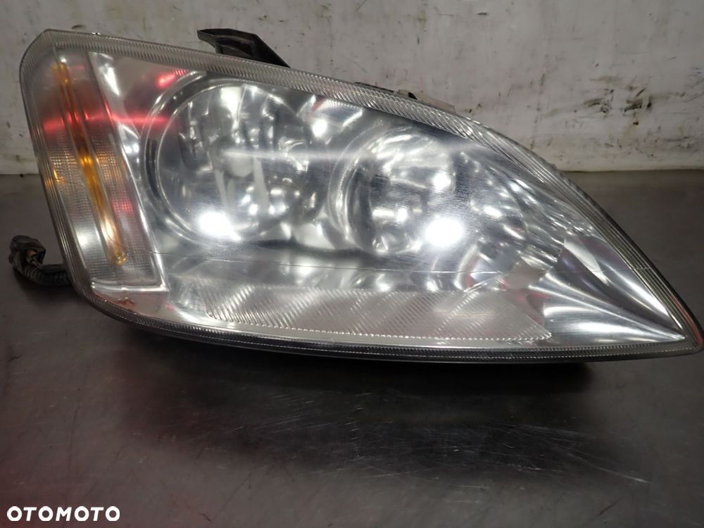 LAMPA PRAWA PRZEDNIA FORD FOCUS C-MAX 1.8 - 1