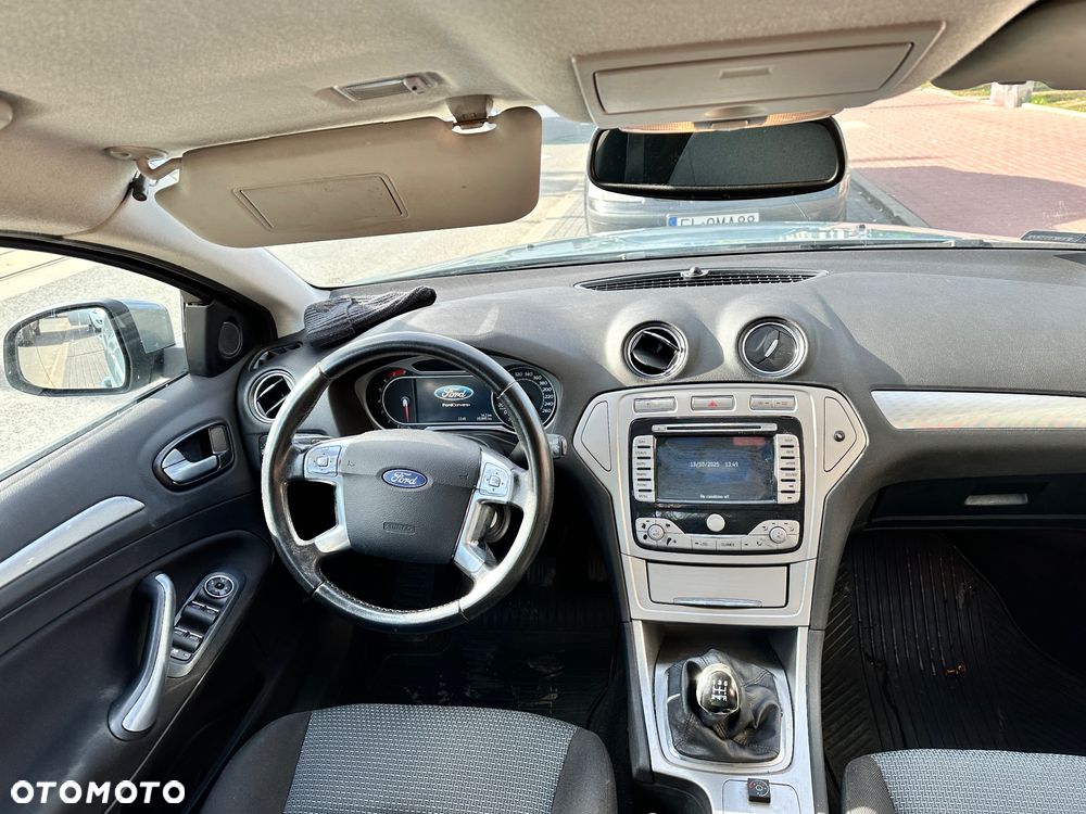 Ford Mondeo 2.0 Ghia - 10
