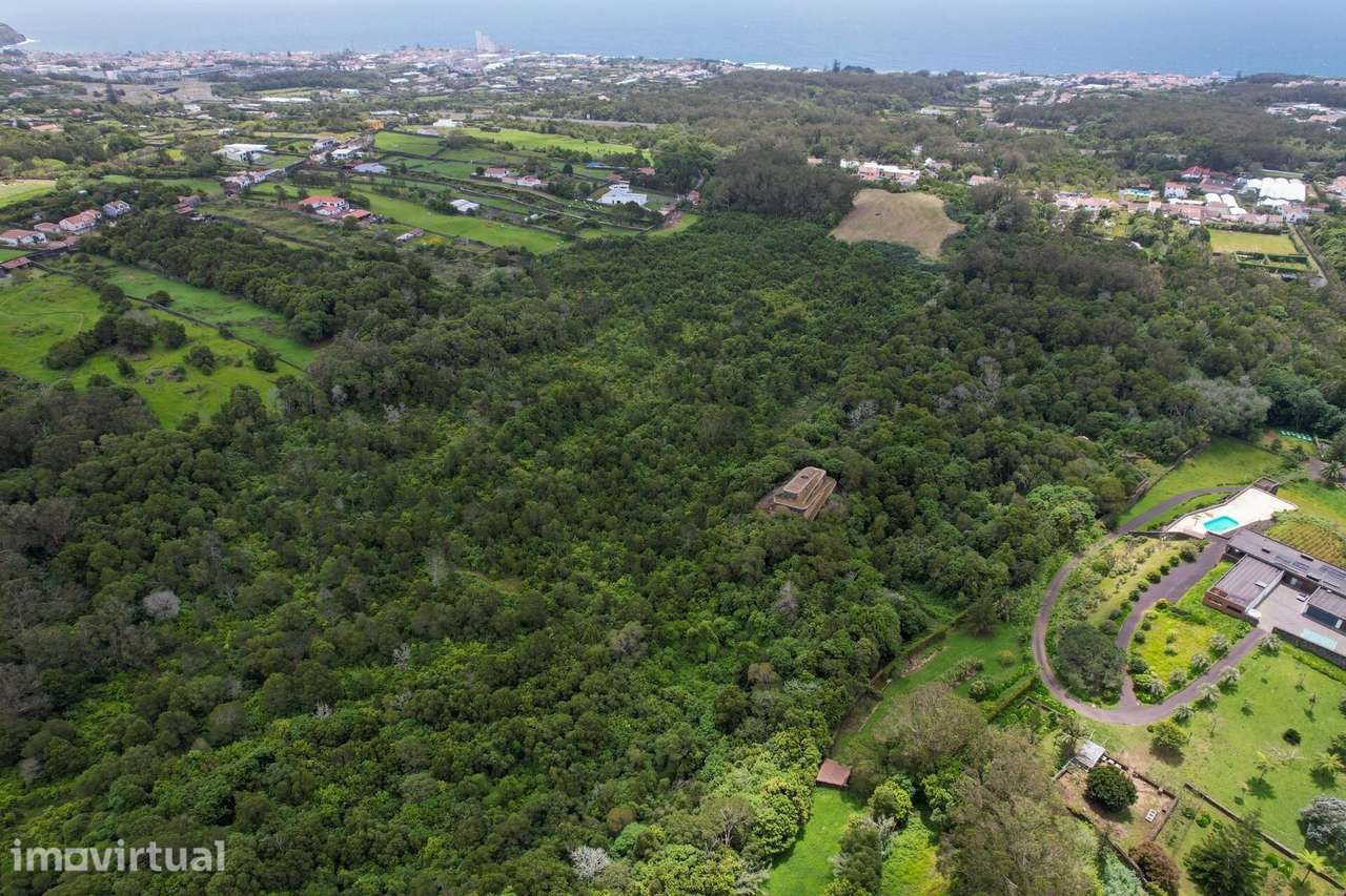 Terreno Estratégico com Elevado Potencial de Desenvolvimento em Lagoa - Grande imagem: 4/16