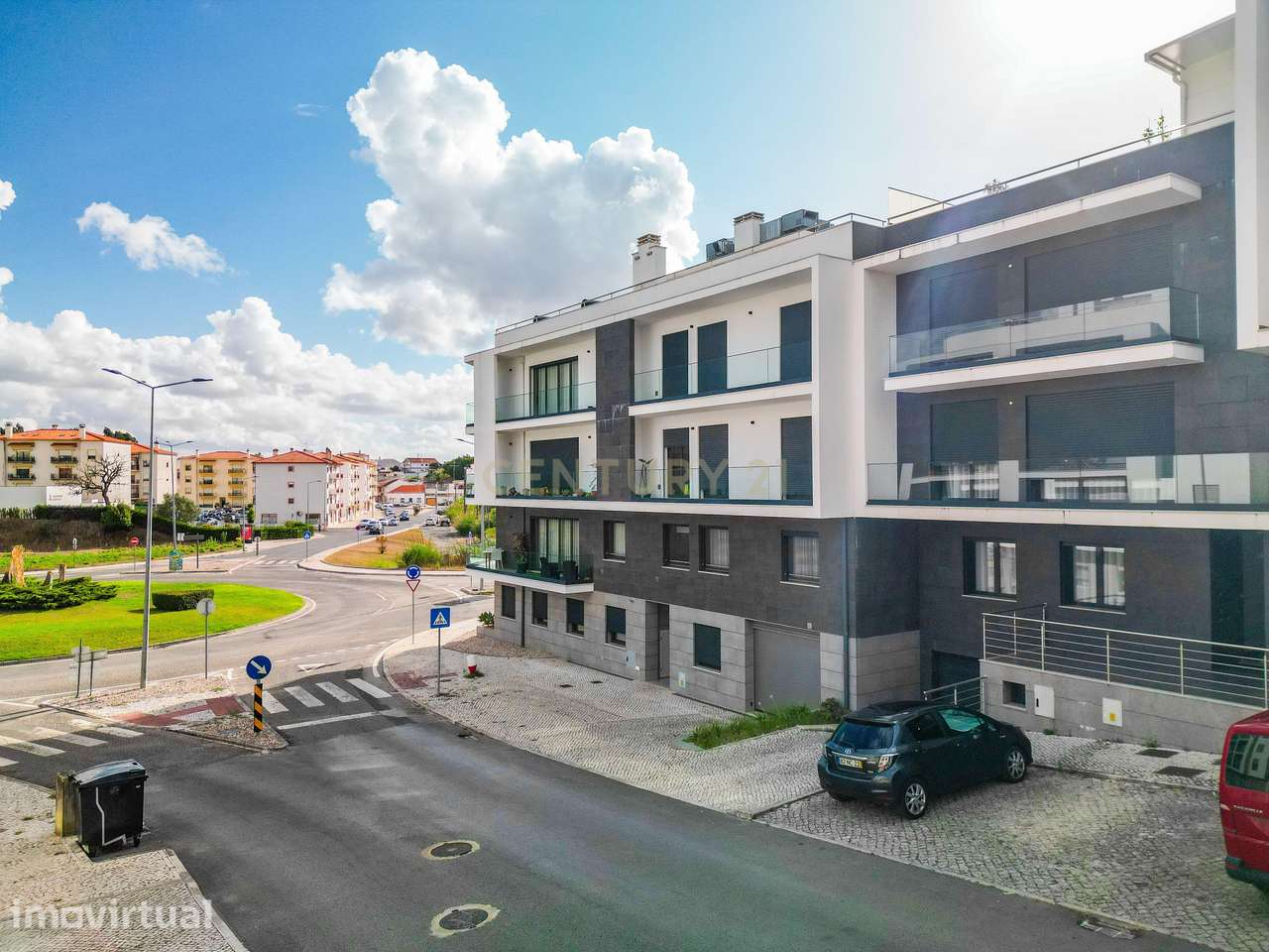 Apartamento T3 Semi-Novo em Caldas da Rainha | 2 Varandas | 2 Parqueam - Grande imagem: 2/20