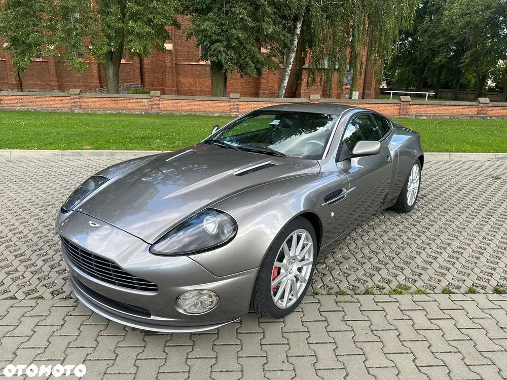 Aston Martin V12 Vanquish - 12