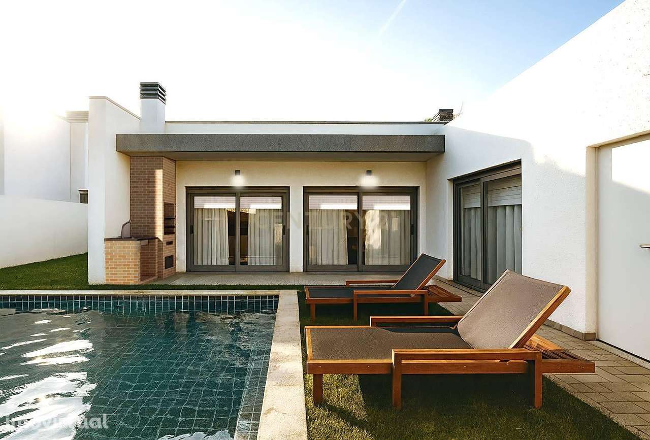 MORADIA TÉRREA T4 DE EXCELÊNCIA COM PISCINA E JARDIM EM FERNÃO FERRO - Grande imagem: 3/36