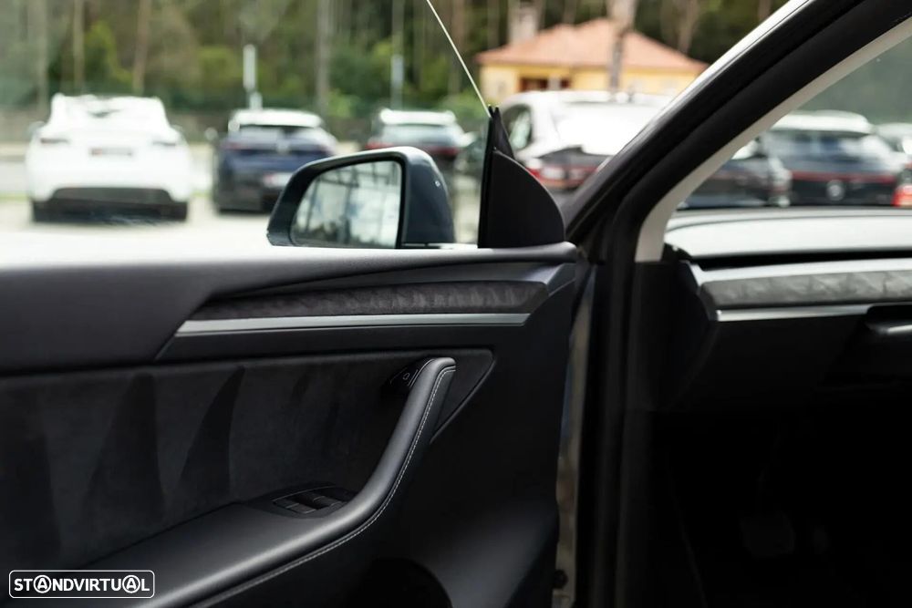 Tesla Model Y Long Range Tração Integral - 26