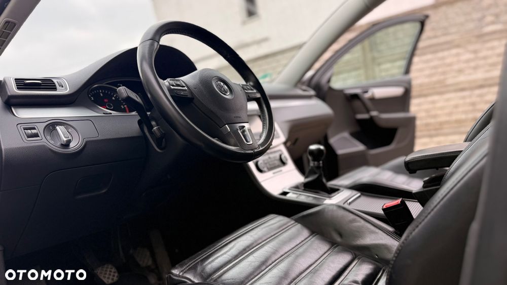 Volkswagen Passat 2.0 TDI BlueMotion Technology Highline - 34
