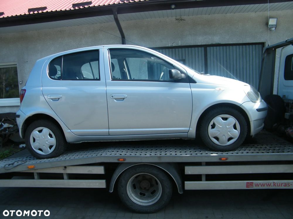 Toyota Yaris I (99-03r.) 1.0 B 68KM. Silnik 1SZ-FE Skrzynia MTM 5F lakier 199. Cały na części. GWARANCJA !!!  Przód Tył Zestaw Komplet Drzwi Klapa Zderzak Błotnik Maska Grill Atrapa Szyba Pas Lampa Lusterko Boczki Fotel Kanapa Kokpit Deska Rozdzielcza Przełącznik Włącznik Sterownik Przewody Wiązka Instalacja Moduł Komputer Czujnik Listwa Pompa Alternator Wtryski Głowica Rozrusznik Kompresor Sprzęgło Dwumas Silnik Skrzynia ABS Klimatyzacji Paliwa Wspomagania Kolektor Turbina Przepustnica Zawór Chłodnica Koło Hak Belka Sanki Zawieszenie Mcpherson Półoś Amortyzator Wydech Tłumik Zacisk Most - 3