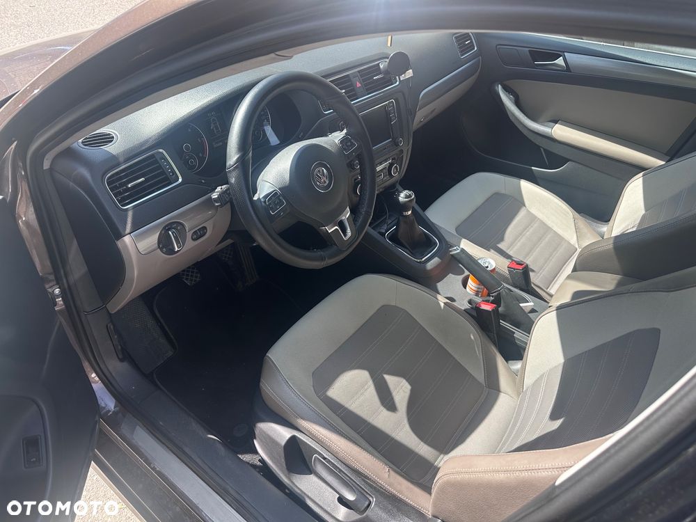 Volkswagen Jetta 2.0 TDI Highline - 7