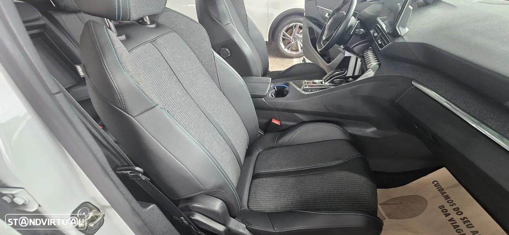 Peugeot 3008 Plug-In Hybrid 225 e-EAT8 Allure Pack - 29