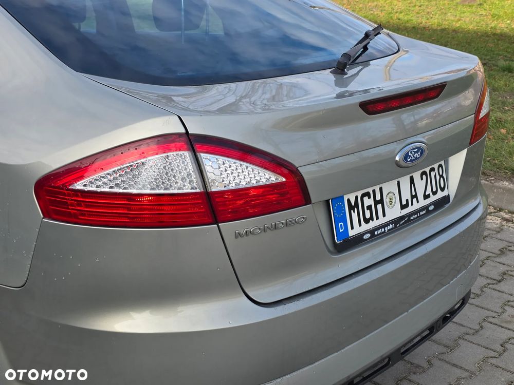 Ford Mondeo 2.3 Ghia - 11