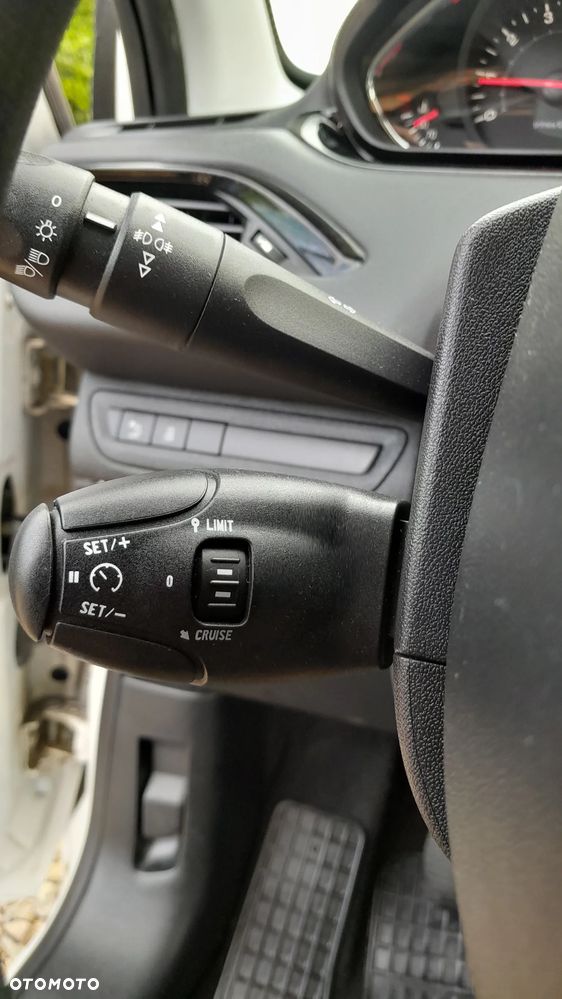 Peugeot 208 - 16