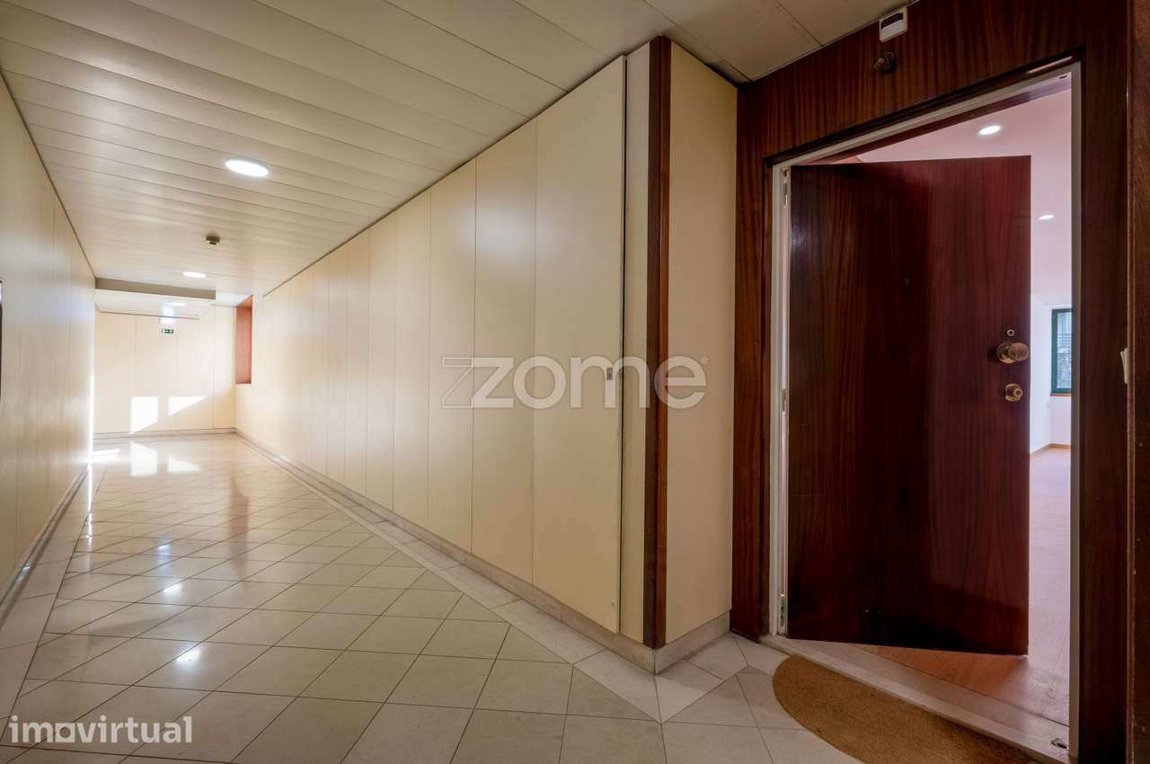 Apartamento T3 renovado com duplo lug. garagem - Edifício Lago, Porto - Grande imagem: 3/42