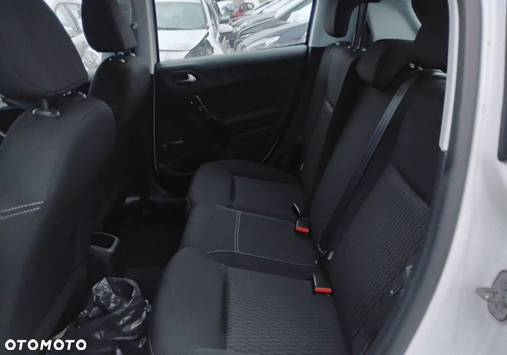 Peugeot 208 - 10