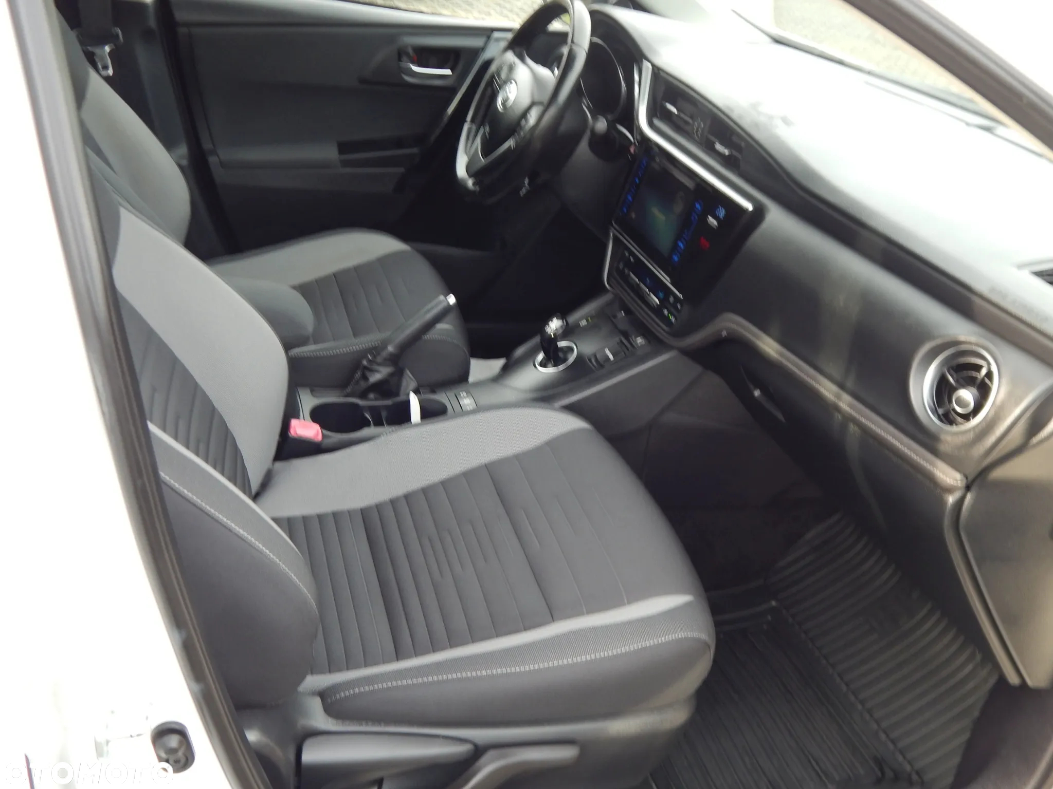 Toyota Auris Hybrid 135 Dynamic - 11
