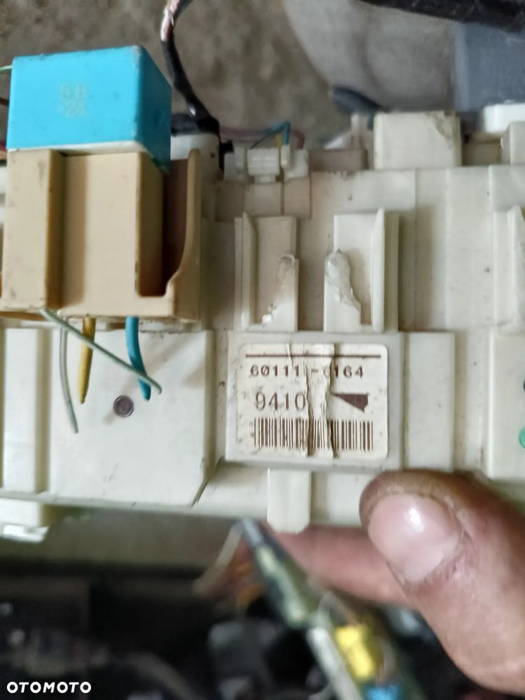 SKRZYNA BEZPIECZNIKÓW TOYOTA YARIS II 06-11 82730-52371 - 3