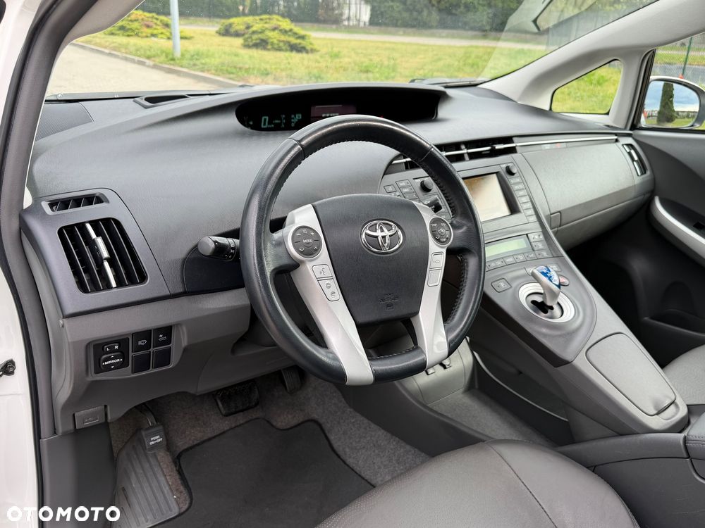 Toyota Prius 1.8 HSD Prestige - 10