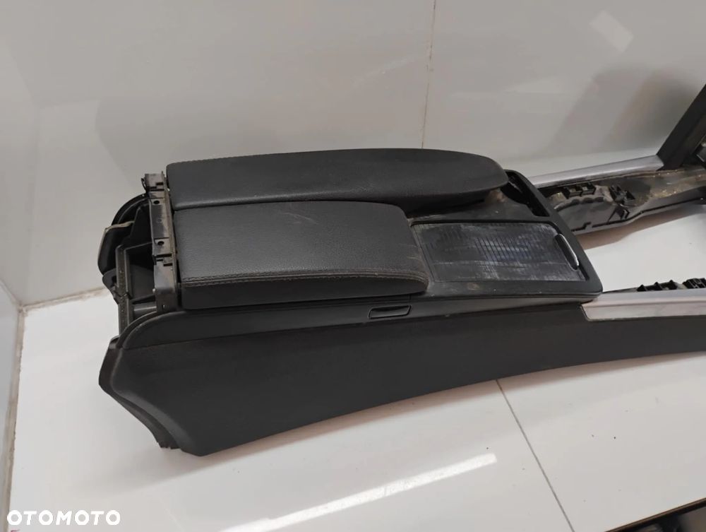 TUNEL ŚRODKOWY MERCEDES W212 PODŁOKIETNIK SKÓRA ŁADNY EUROPA - 2