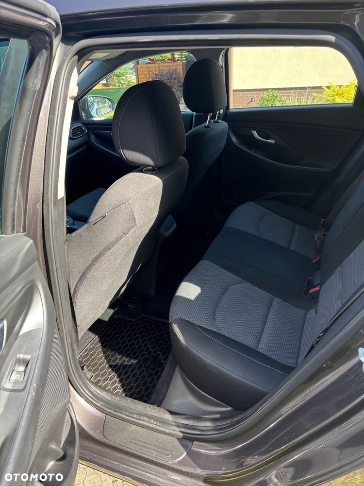 Hyundai i30 1.6 D Classic + - 14