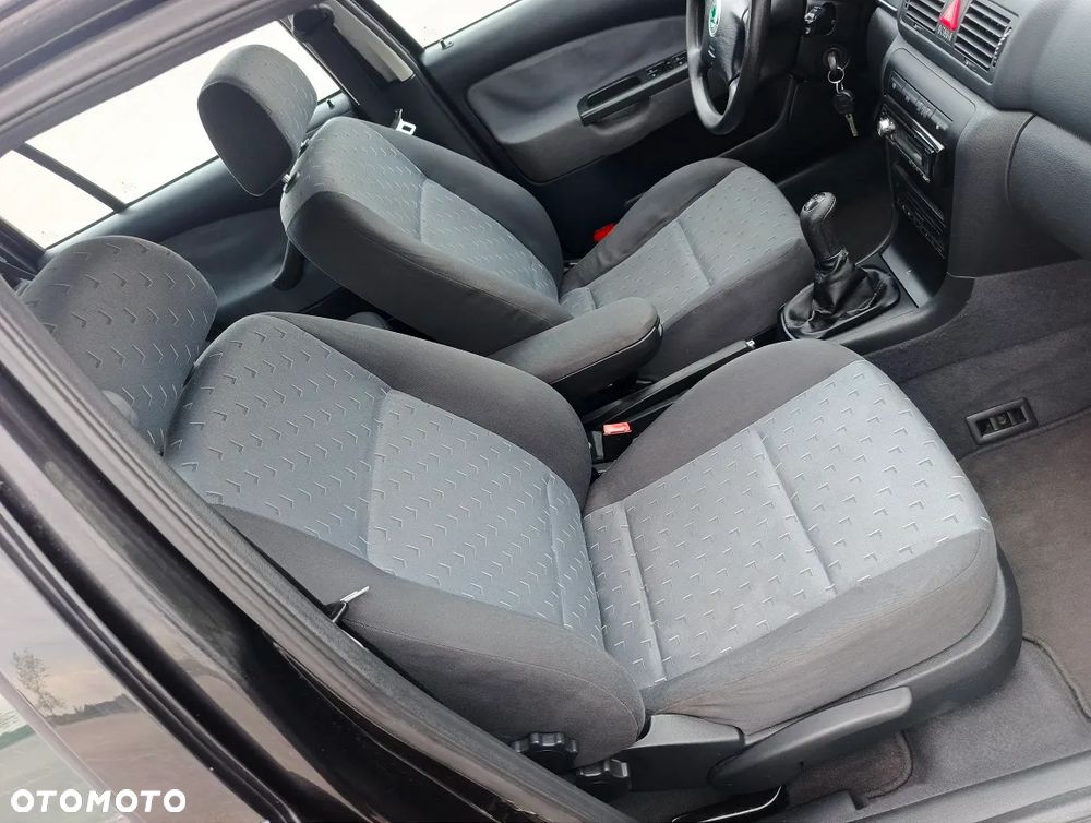 Skoda Octavia 1.6 Combi Ambiente - 16