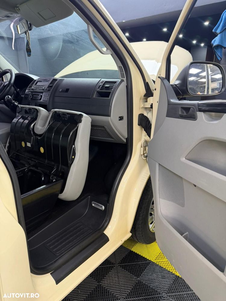 Volkswagen Caravelle - 9