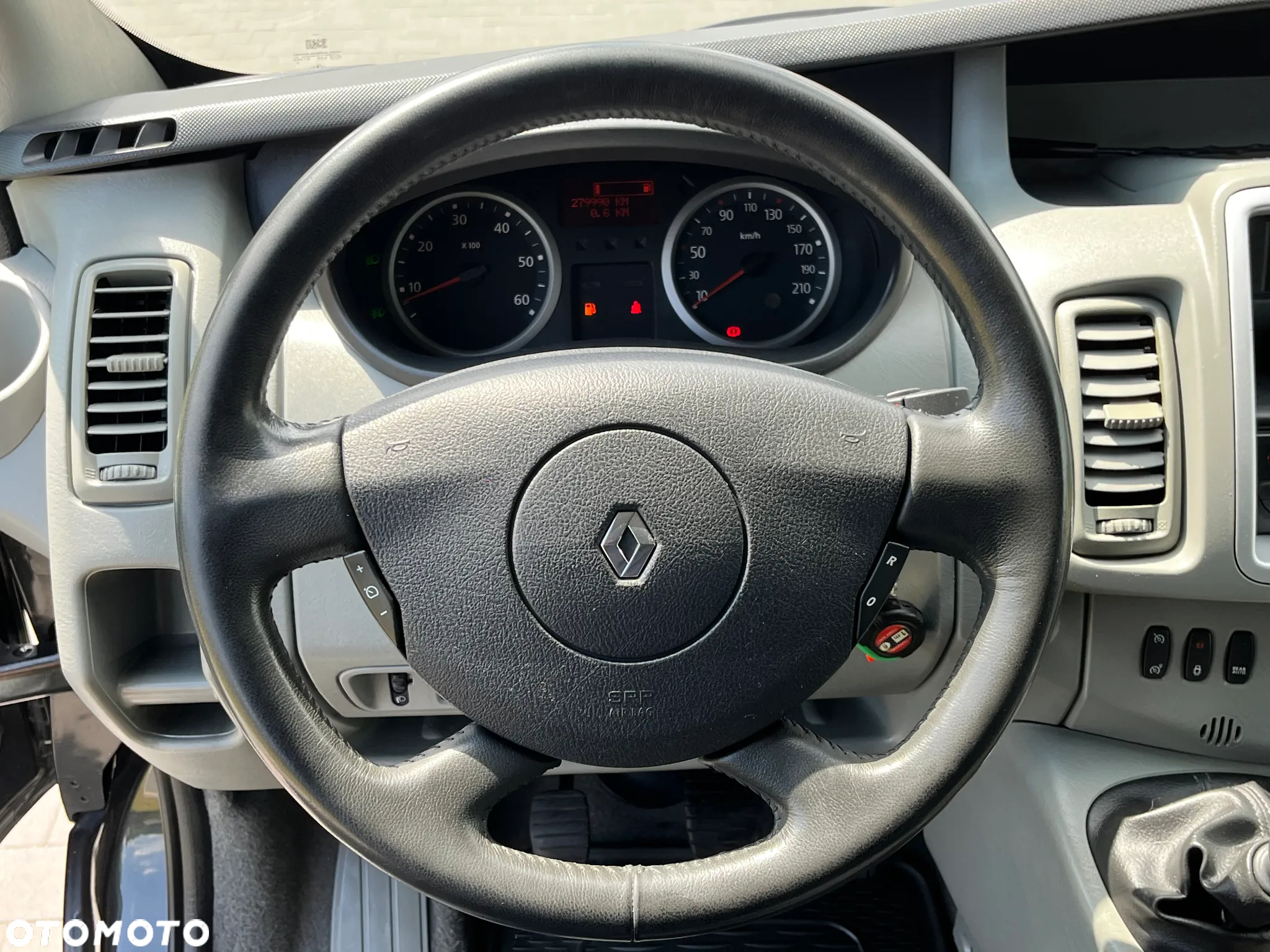 Renault Trafic Grand Passenger Black Edition - 22