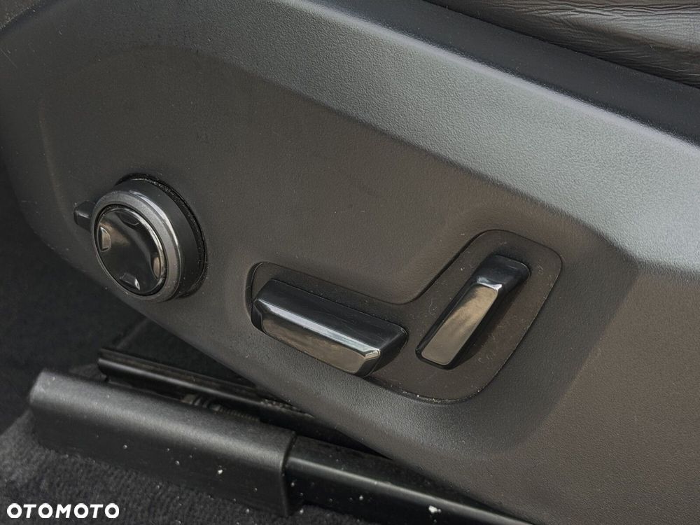 Volvo XC 60 B4 D Momentum - 24