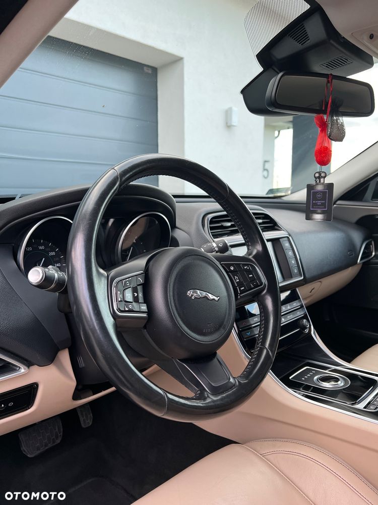 Jaguar XE 2.0 D Prestige - 21