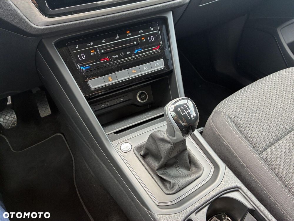 Volkswagen Touran - 25