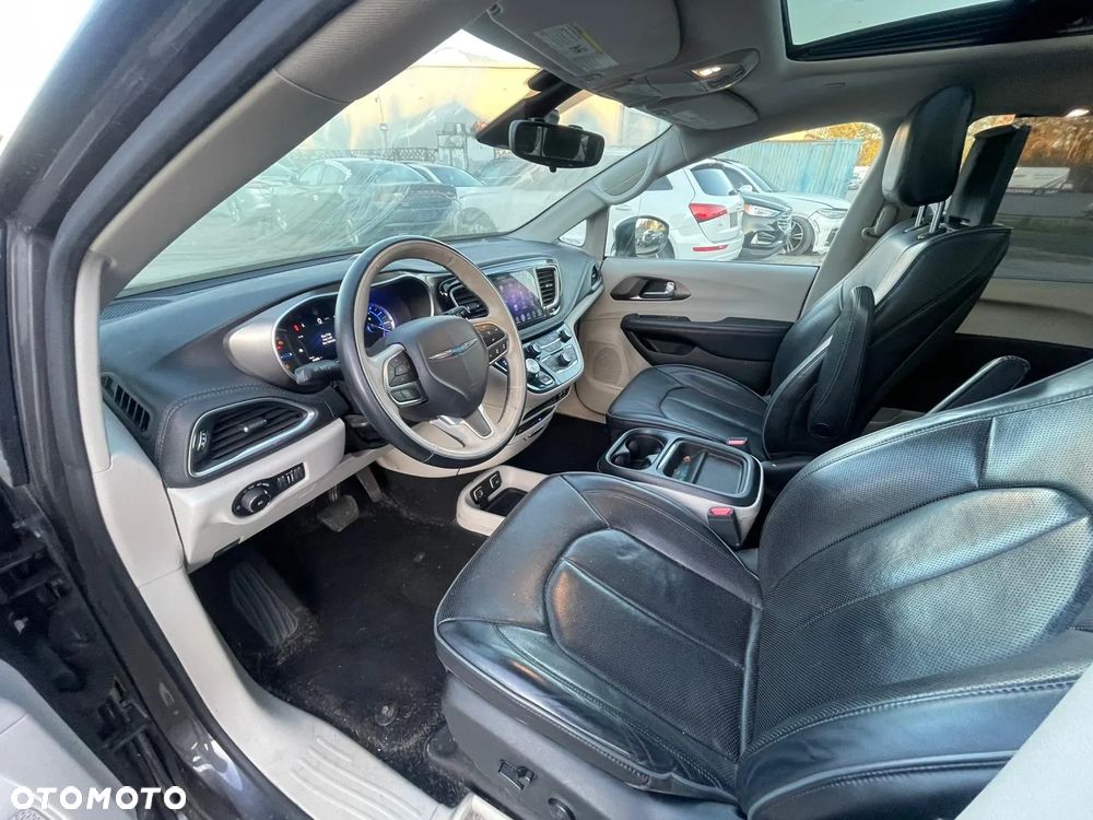 Chrysler Pacifica - 16