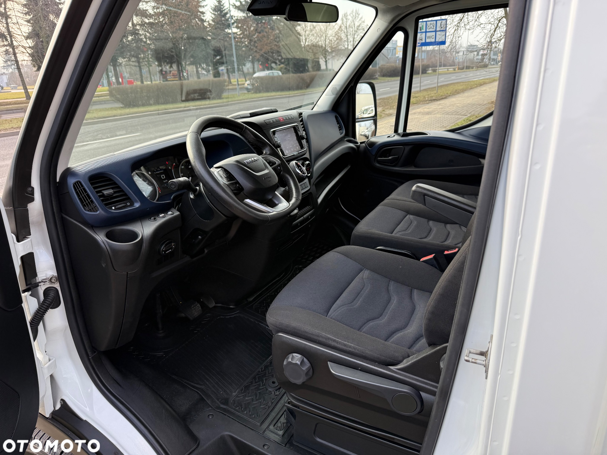 Iveco DAILY 35-160 HI-MATIC KONTENER 8 EUROPALET WINDA ZEPRO - 23
