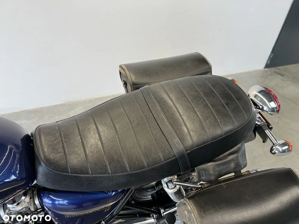 Triumph Bonneville - 8