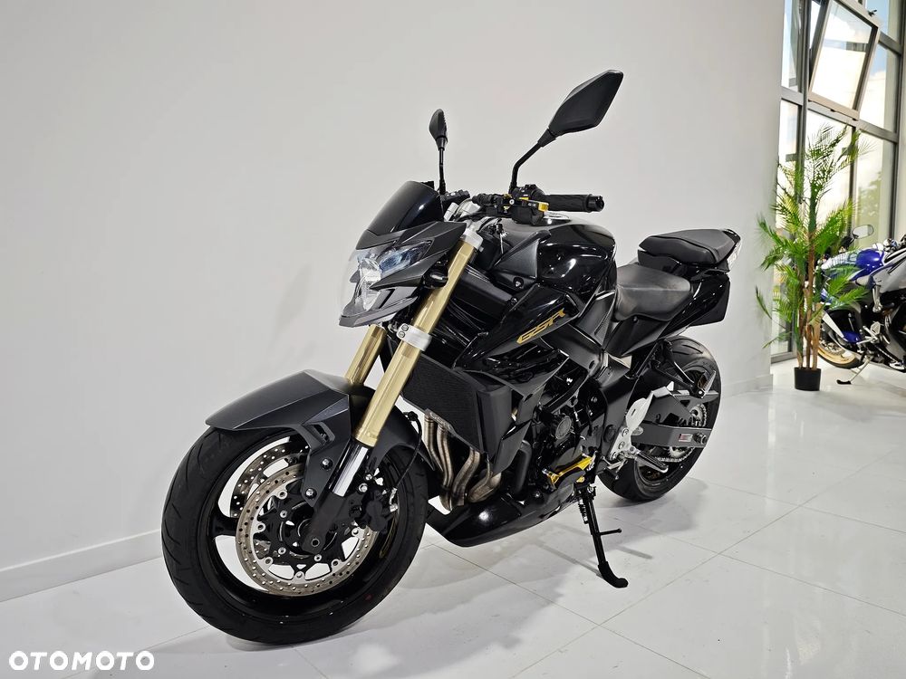 Suzuki GSR - 3