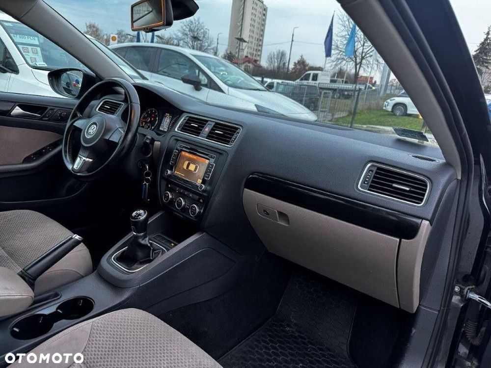 Volkswagen Jetta - 11