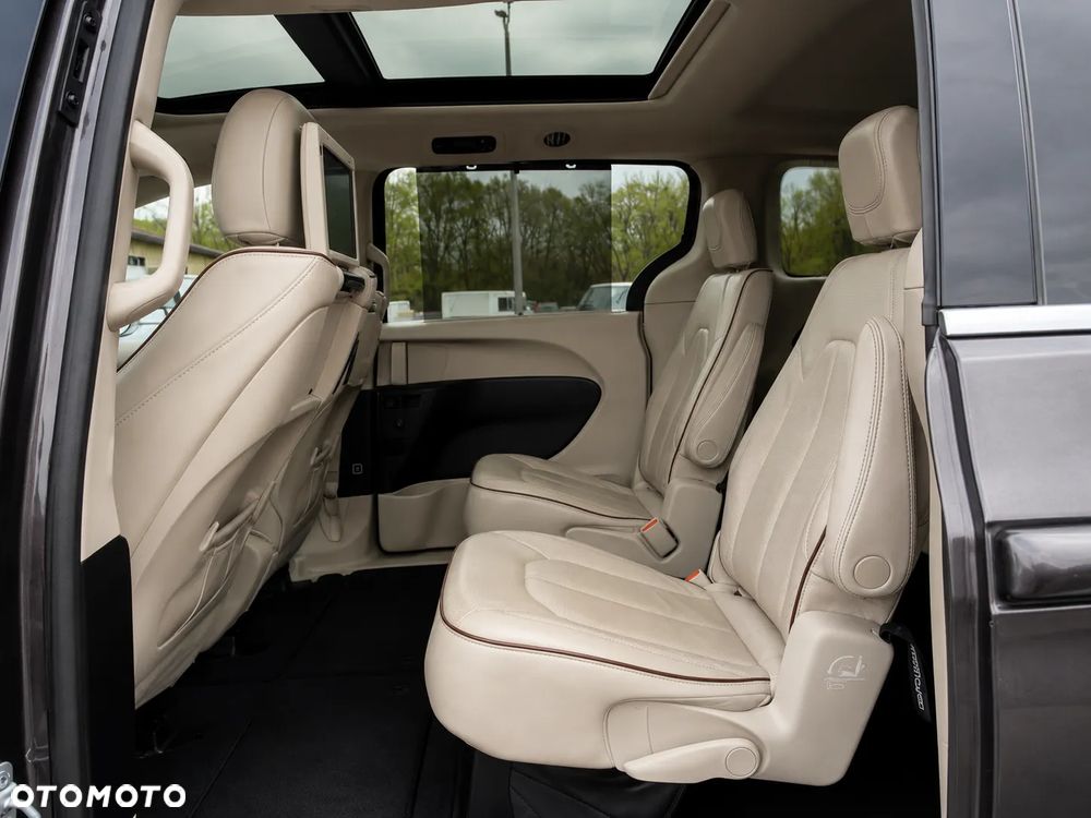 Chrysler Pacifica - 26