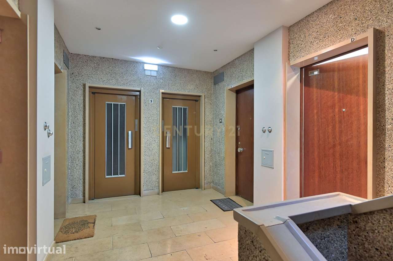 Apartamento T2 para arrendar em Lisboa na zona de São Domingos de Benf - Grande imagem: 3/23