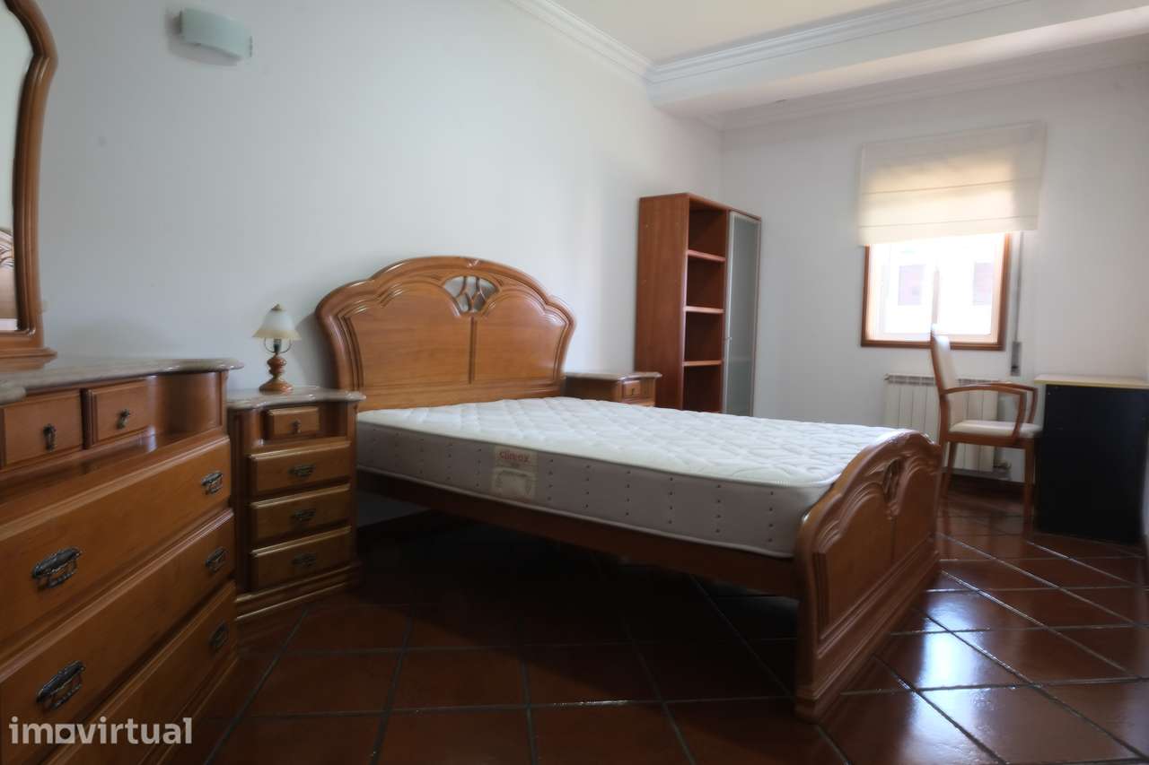 Quarto para estudante universitaria de sexo feminino.