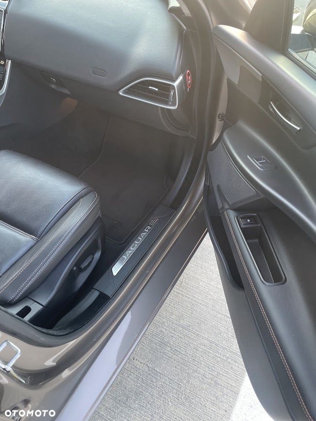 Jaguar XE 2.0 D Prestige - 19