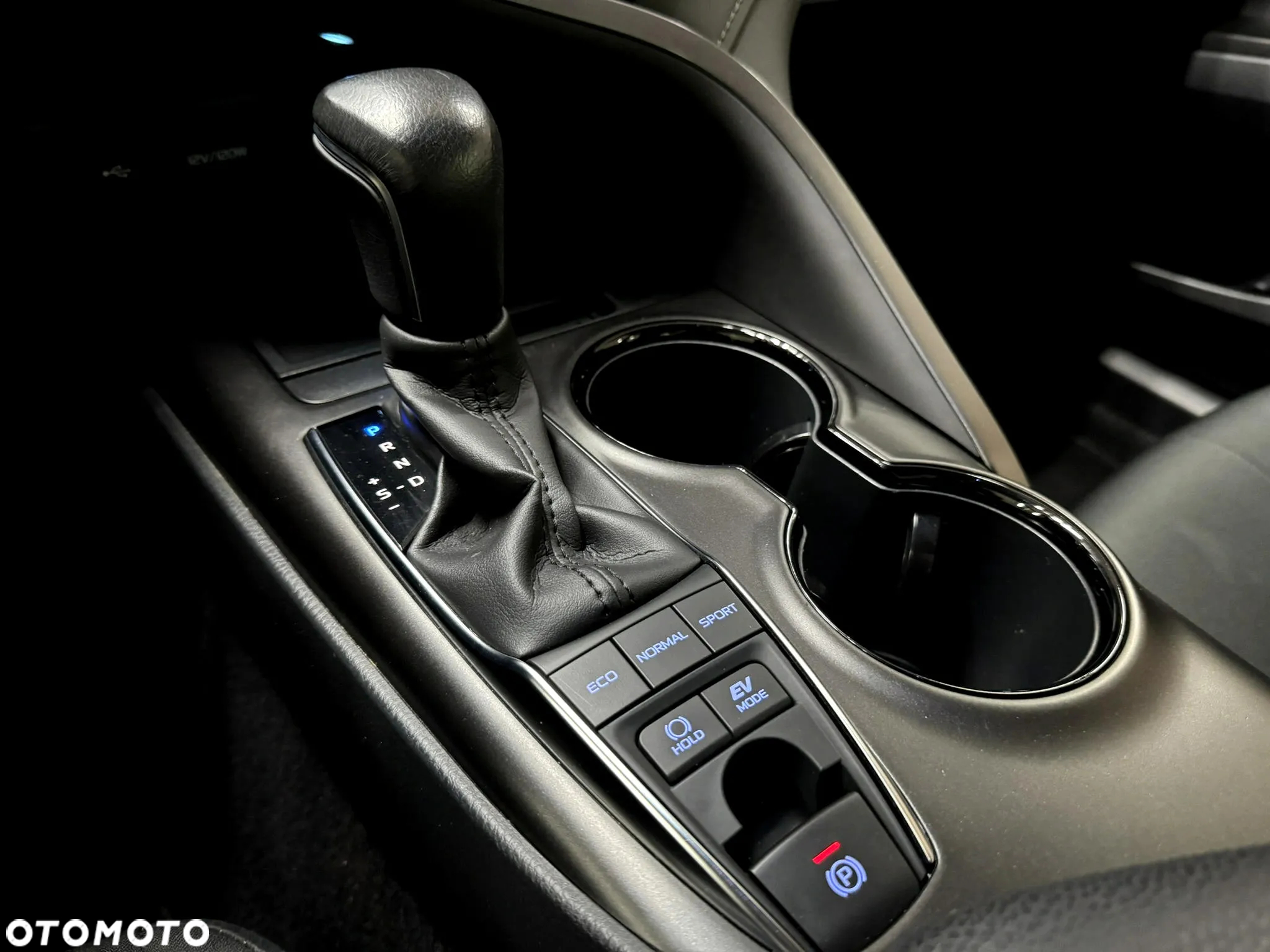 Toyota Camry 2.5 Hybrid Comfort CVT - 26