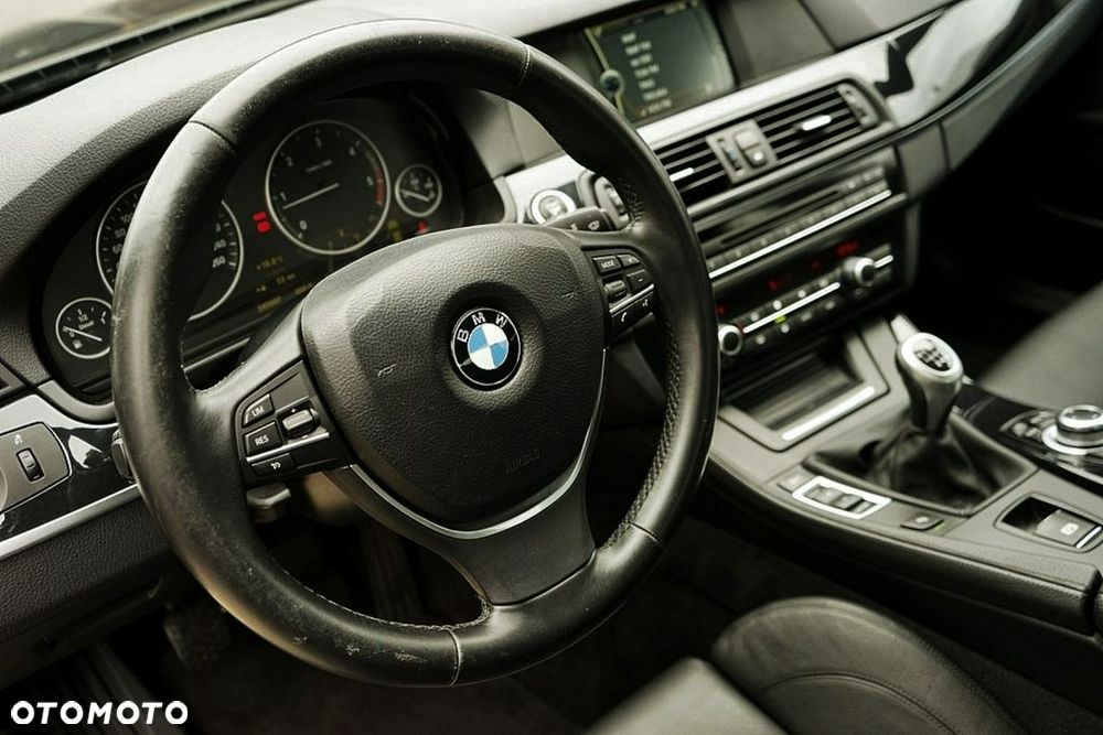 BMW Seria 5 525d - 27