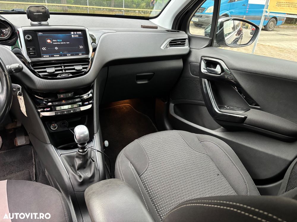 Peugeot 208 1.2 L PureTech Turbo Allure - 5